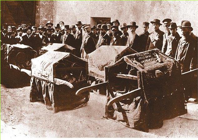 (בספר תמונה) ספרי תורה שחוללו בפוגרום קישינב מובאים לקבורה בבית העלמין היהודי, אוקראינה, 1903